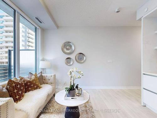 602-2221 Yonge St, Toronto, ON - Indoor Photo Showing Living Room