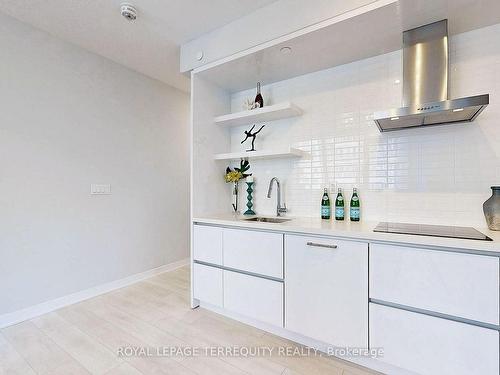 602-2221 Yonge St, Toronto, ON - Indoor Photo Showing Kitchen