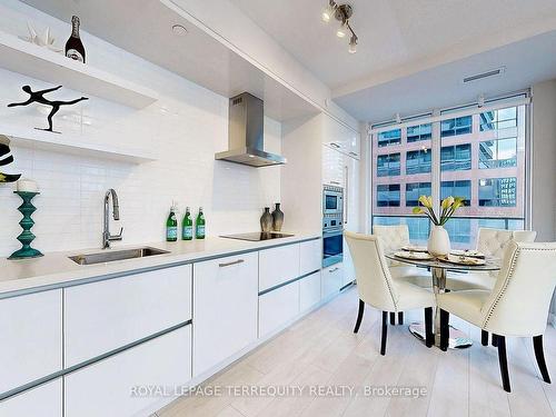 602-2221 Yonge St, Toronto, ON - Indoor Photo Showing Kitchen With Upgraded Kitchen