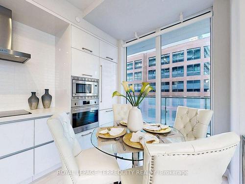 602-2221 Yonge St, Toronto, ON - Indoor Photo Showing Kitchen