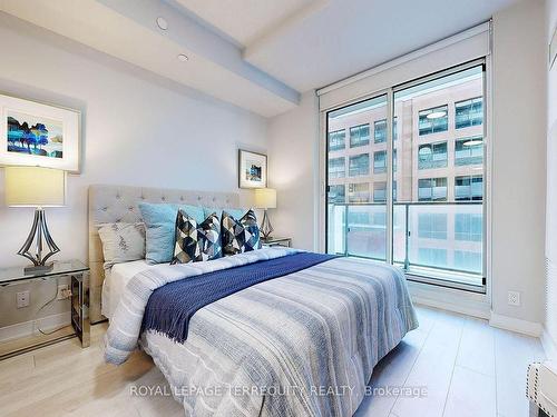 602-2221 Yonge St, Toronto, ON - Indoor Photo Showing Bedroom