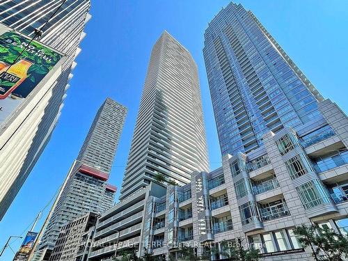 602-2221 Yonge St, Toronto, ON - Outdoor With Balcony With Facade