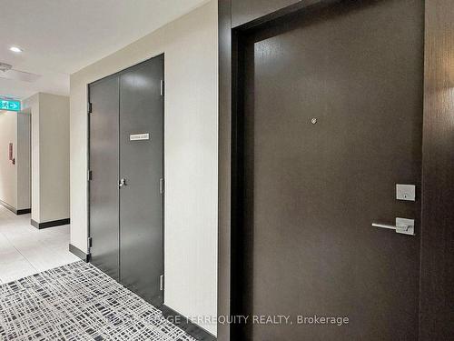 602-2221 Yonge St, Toronto, ON - Indoor Photo Showing Other Room