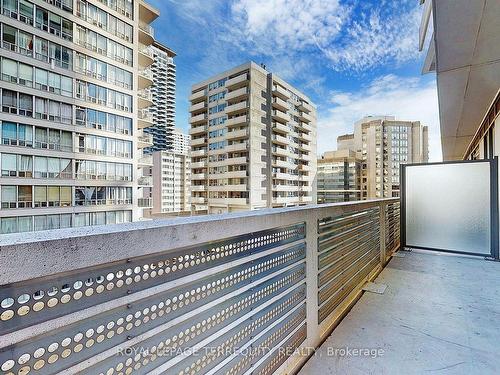 602-2221 Yonge St, Toronto, ON - Outdoor With Balcony With Facade