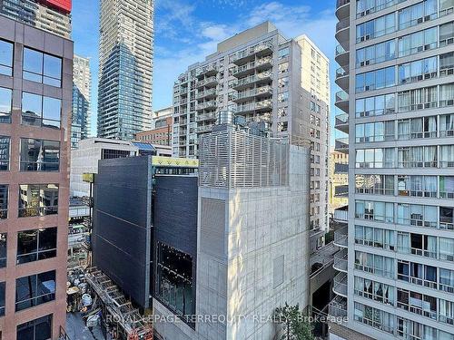 602-2221 Yonge St, Toronto, ON - Outdoor With Balcony With Facade