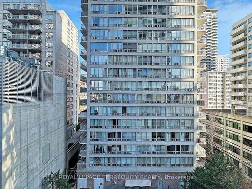 602-2221 Yonge St, Toronto, ON - Outdoor With Balcony With Facade