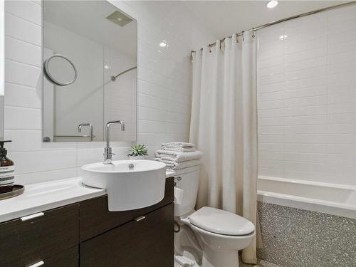 239-770 Fisgard St, Victoria, BC - Indoor Photo Showing Bathroom