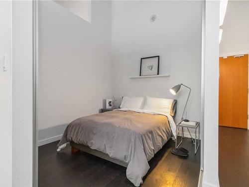 239-770 Fisgard St, Victoria, BC - Indoor Photo Showing Bedroom