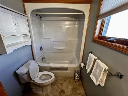 719 Porcupine Boulevard, Thunder Bay, ON - Indoor Photo Showing Bathroom