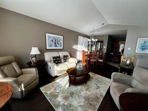 719 Porcupine Boulevard, Thunder Bay, ON - Indoor Photo Showing Living Room