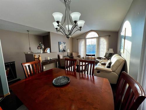 719 Porcupine Boulevard, Thunder Bay, ON - Indoor Photo Showing Dining Room