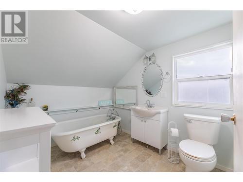 597 Burns Street, Penticton, BC - Indoor Photo Showing Bathroom