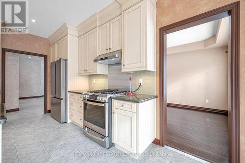 3120 Velmar Drive, Mississauga, ON - Indoor Photo Showing Kitchen