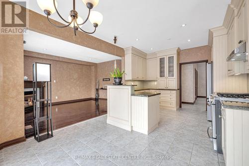 3120 Velmar Drive, Mississauga, ON - Indoor Photo Showing Kitchen With Upgraded Kitchen