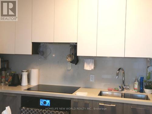 2007 - 38 Water Walk Drive, Markham, ON - Indoor Photo Showing Kitchen With Upgraded Kitchen