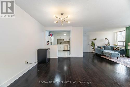 1604 - 20 Mississauga Valley Boulevard, Mississauga, ON - Indoor Photo Showing Living Room