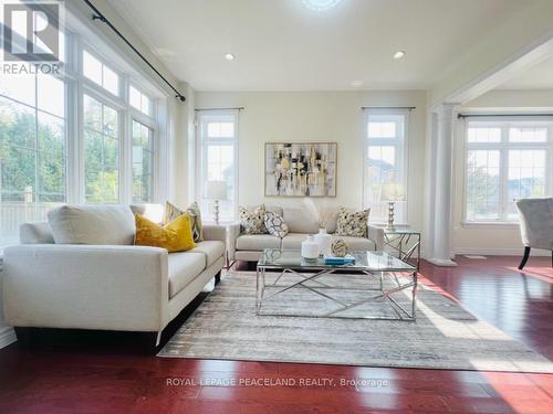 24 Hazelton Avenue, Hamilton, ON - Indoor Photo Showing Living Room