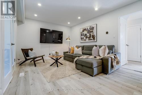 1010 Central Park Boulevard N, Oshawa, ON - Indoor Photo Showing Living Room