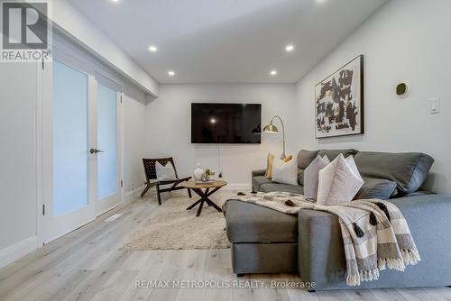 1010 Central Park Boulevard N, Oshawa, ON - Indoor Photo Showing Living Room