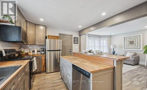 1143 Cedar Street, Oshawa, ON - Indoor Photo Showing Kitchen