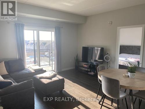 303 - 35 Kingsbury Square, Guelph, ON - Indoor Photo Showing Living Room