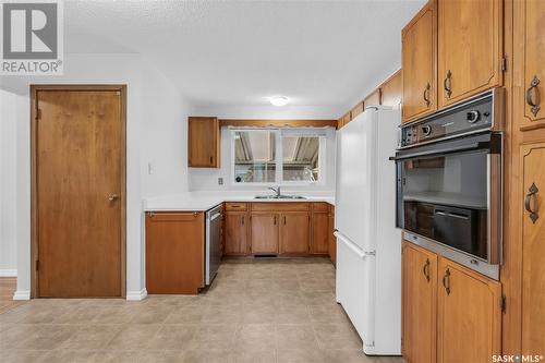 18 Hoeschen Crescent, Saskatoon, SK - Indoor Photo Showing Kitchen With Double Sink