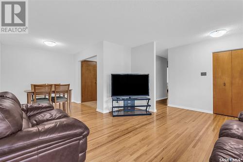 18 Hoeschen Crescent, Saskatoon, SK - Indoor Photo Showing Living Room