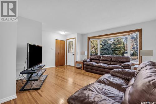 18 Hoeschen Crescent, Saskatoon, SK - Indoor Photo Showing Living Room