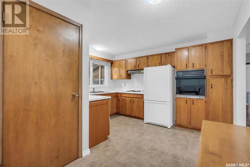 18 Hoeschen Crescent, Saskatoon, SK - Indoor Photo Showing Kitchen