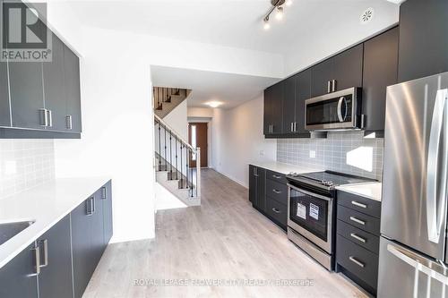 Th56 - 1040 Portage Parkway, Vaughan, ON - Indoor Photo Showing Kitchen With Stainless Steel Kitchen With Upgraded Kitchen