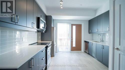 Th56 - 1040 Portage Parkway, Vaughan, ON - Indoor Photo Showing Kitchen With Upgraded Kitchen