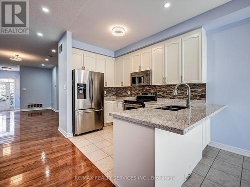 114 Rocky Point Crescent, Brampton, ON - Indoor Photo Showing Kitchen With Double Sink With Upgraded Kitchen