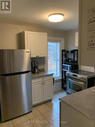 Upper - 129 Grant Avenue, Hamilton, ON - Indoor Photo Showing Kitchen