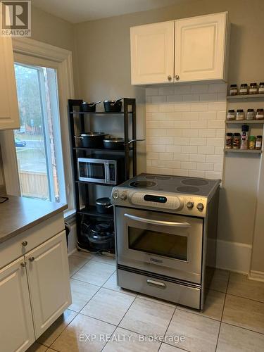 Upper - 129 Grant Avenue, Hamilton, ON - Indoor Photo Showing Kitchen