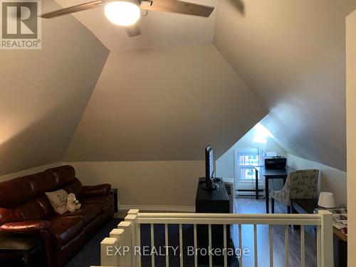 Upper - 129 Grant Avenue, Hamilton, ON - Indoor Photo Showing Other Room