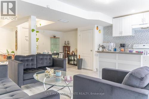 584 Pinery Trail, Waterloo, ON - Indoor Photo Showing Living Room