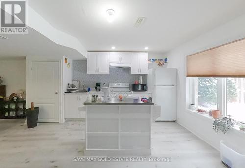 584 Pinery Trail, Waterloo, ON - Indoor Photo Showing Kitchen