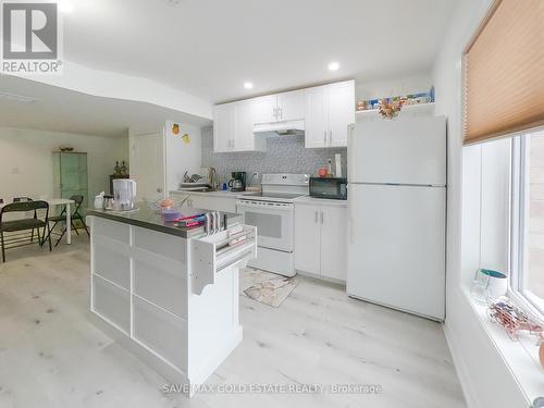 584 Pinery Trail, Waterloo, ON - Indoor Photo Showing Kitchen