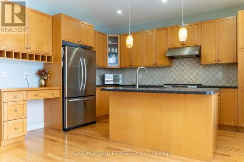 584 Pinery Trail, Waterloo, ON - Indoor Photo Showing Kitchen