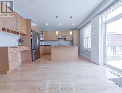 584 Pinery Trail, Waterloo, ON - Indoor Photo Showing Kitchen