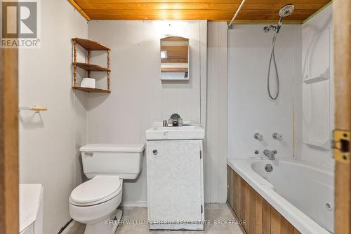 66 Quebec Street, Oshawa (Central), ON - Indoor Photo Showing Bathroom