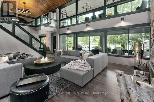 131 Old Mosley Street, Wasaga Beach, ON - Indoor Photo Showing Living Room