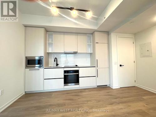 2103 - 10 Graphophone Grove, Toronto, ON - Indoor Photo Showing Kitchen