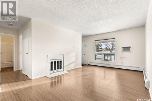 B 62 Nollet Avenue, Regina, SK - Indoor Photo Showing Living Room