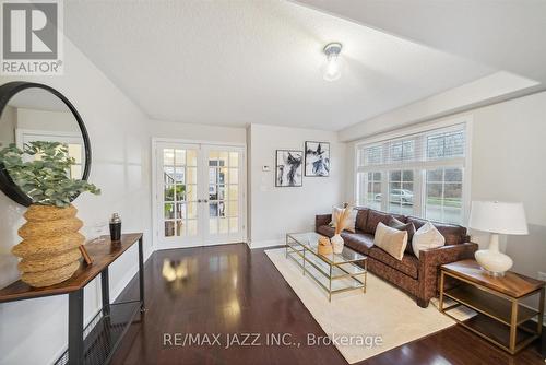 547 Shaftsbury Street, Oshawa (Eastdale), ON - Indoor Photo Showing Living Room