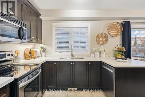 547 Shaftsbury Street, Oshawa (Eastdale), ON - Indoor Photo Showing Kitchen With Double Sink