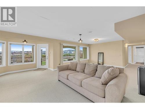 2061 Spyglass Way, West Kelowna, BC - Indoor Photo Showing Living Room