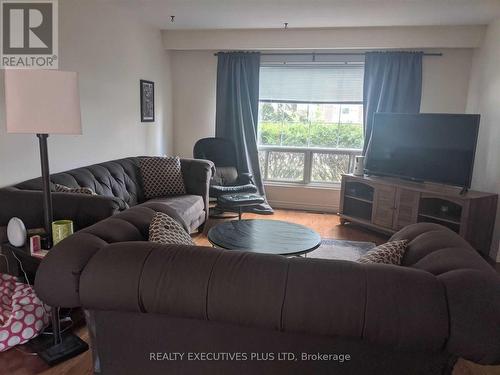 35 Avonwick Gate, Toronto, ON - Indoor Photo Showing Living Room