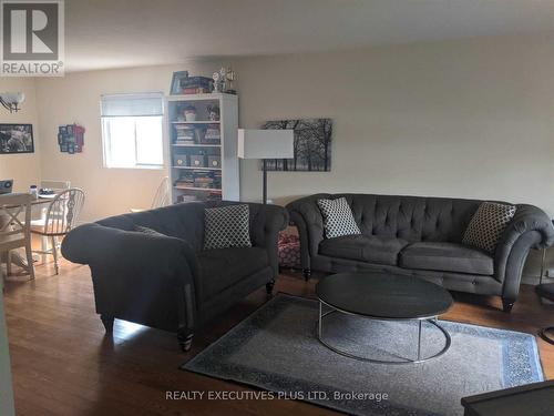 35 Avonwick Gate, Toronto, ON - Indoor Photo Showing Living Room