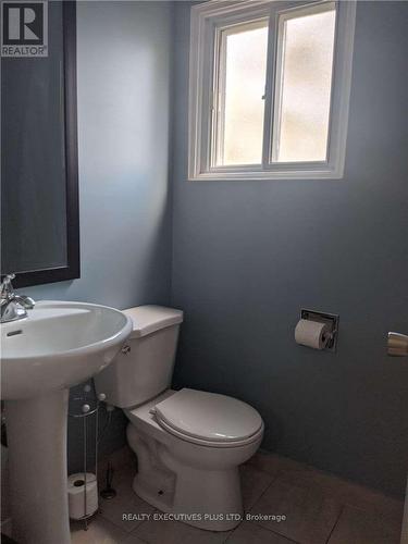 35 Avonwick Gate, Toronto, ON - Indoor Photo Showing Bathroom